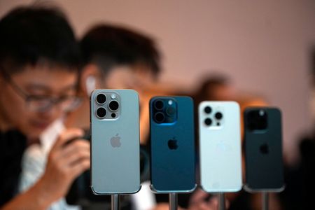 Apple’s iPhone shipments in China drop 2% in Q4 as Huawei grows market share