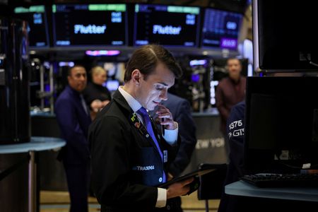 S&P 500 closes up, focus on earnings and US interest rates