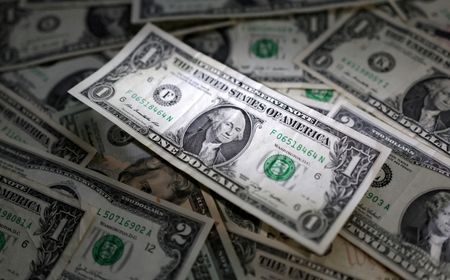 Dollar ticks up as investors gauge rates outlook